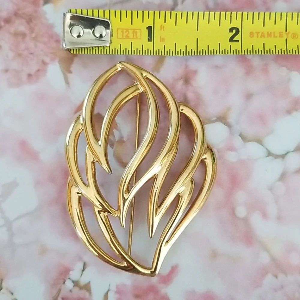 Vintage Signed MONET Goldtone Leaf Design Brooch Pin